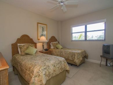 Guest bedroom with twin beds
